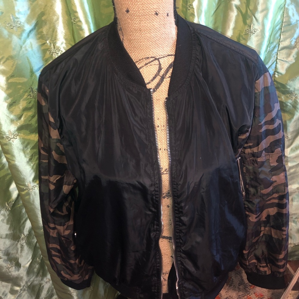Black camo sleeve bomber jacket 😍